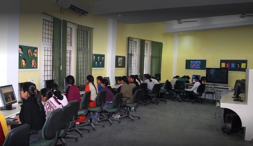 BBK DAV College for Women Labs(1)