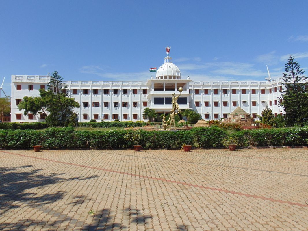 Sardar Raja College of Engineering Main Building