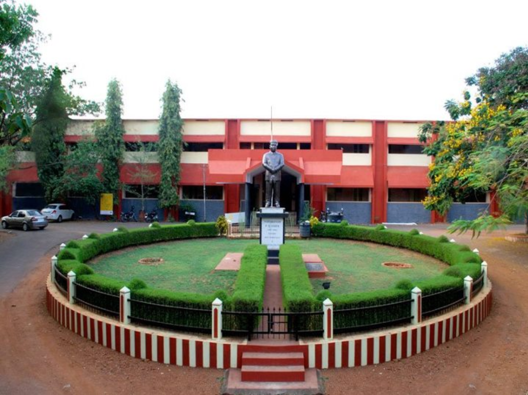 Vaidyaratnam P.S. Varier Ayurveda College Main Building(2)