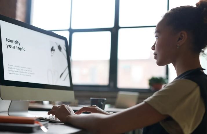 A women is working on the laptop.